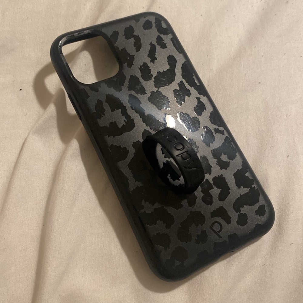 Loopy iPhone 11 leopard case w leopard loop
